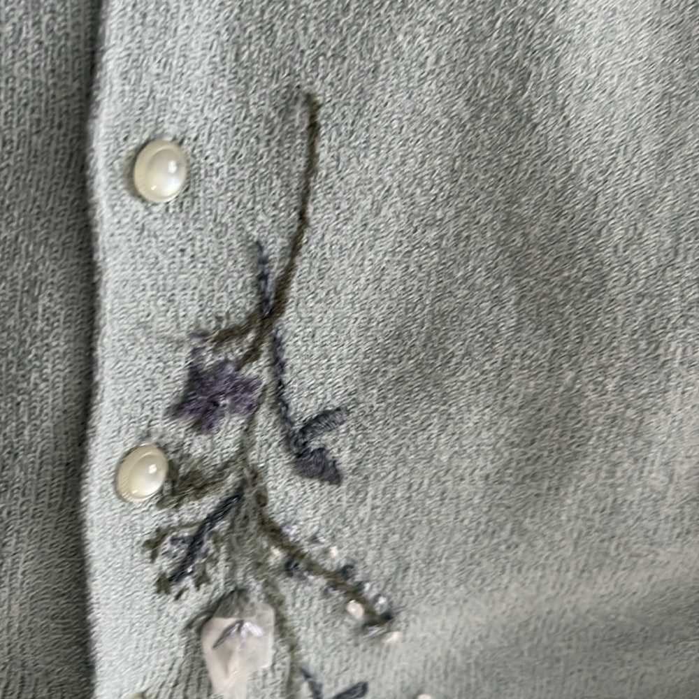 Soft green knit top, embroidered flowers of purple and white M - Picture 8 of 8